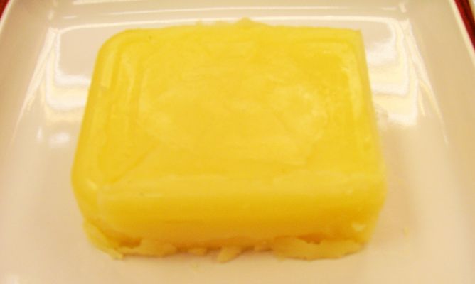 Cera Odor característico dos vinhos doces naturais e vinhos brancos licorosos, que evoca o da cera de abelha. É também aroma próprio de vinhos brancos de grande classe, com corpo e um pouco evoluídos.