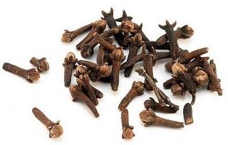 Cravo-da-índia Aroma a especiarias de certos tintos, que recorda o dos botões secos das flores do craveiro. Distingue-se nos grandes tintos de qualidade mediterrânicos