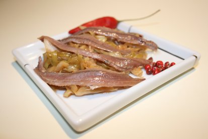 Anchovas - Como aperitivo, muito utilizadas em canapés, são capazes de destruir qualquer vinho. Para acompanhar anchovas, sugere-se um vinho jovem e com boa acidez, por exemplo um rosé seco, ou um espumante bruto.