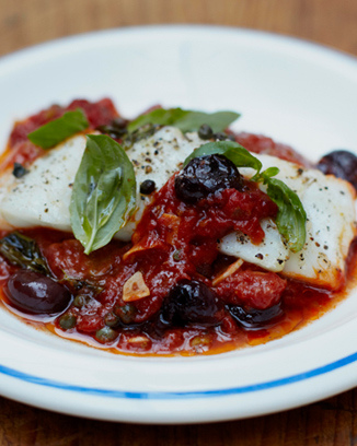 Peixe branco cozido com azeitonas e um molho de tomate simples