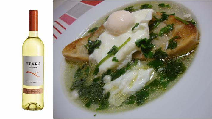 Ingredientes 1 posta de bacalhau por pessoa 1 ovo por pessoa 1 molho de coentros 3 dentes de alho 1 dl de azeite 3 ou 4 fatias de pão alentejano consoante o número de pessoas sal      Numa tigela funda pisam-se os alhos com o sal e os coentros, De seguida junta-se o azeite. Entretanto cozem-se as postas de bacalhau em água temperada de sal e escalfam-se os ovos. Depois põem-se numa travessa as postas de bacalhau e os ovos. A água da cozedura despeja-se na tigela e junta-se o pão cortado às fatias finas e pequenas. Mexe-se bem e serve-se com o bacalhau e os ovos