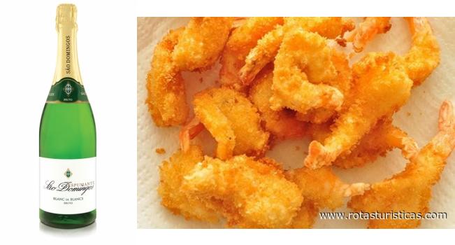 Camarões Panados   Ingredientes:  1 kg de camarões grandes 2 ovos 1 cebola farinha q.b. pão ralado q.b. óleo q.b. sal q.b. pimenta q.b.  Confecção: Lavam-se os camarões e tira-se a casca, deixando a cauda e a cabeça.  Espeta-se um palito da cauda à cabeça para que ao fritar não se enrolem.  Temperam-se com a cebola muito picadinha, sal e pimenta.  Depois passam-se por farinha, ovos batidos e pão ralado.  Fritam-se em óleo quente.  Servem-se bem quentes.