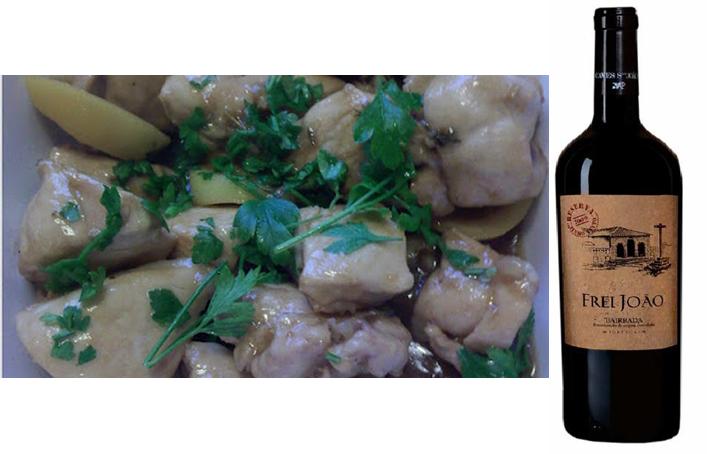 Ingredientes: 1 frango partido aos bocados ou 3 peitos de frango Sal e pimenta q.b 3/4 colheres de sopa de azeite 2 dentes de alhos picados Tomilho fresco (de preferência tomilho limão) umas gotas de vinagre xerez (ou balsâmico) 2 colheres de sopa de molho de soja 3 colheres de sopa de mel 1 limão partido ás rodelas finas salsa picada Numa frigideira grande colocar o azeite e levar ao lume. Quando tiver quente acrescentar o alho e deixar  alourar um pouco. Acrescentar o frango e temperar com sal e pimenta e deixar alourar. Colocar umas gotas de vinagre balsâmico, o molho de soja e envolver. Deixar cozinhar um pouco e acrescentar as rodelas de limão e se necessário um pouco de água quente. Deixar cozinhar o frango por cerca de 7 mn e assim reduz também o molho. Acrescentar o tomilho, se possivel tomilho limão e mel. Deixar cozinhar mais 5mn e está pronto. Polvilhar com salsa picada. Acompanhar este prato com puré de batata ou com arroz.