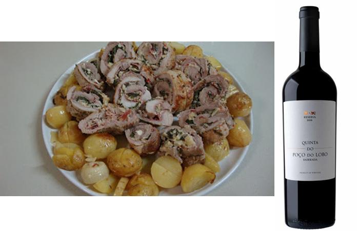 Ingredientes - 2 peças de lombo com cerca de 400g cada uma, cortadas em formato retangular e com cerca de 1cm de altura; - 200g de presunto em fatias finas - 1 limão e 3 cebolas cortados em rodelas altas para levantar o lombo da assadeira - 10 batatas novas raspadas e golpeadas Para o recheio: - 1 embalagem de queijo feta - 100g de amêndoa laminada - 150g de espinafres - 1 cebola picada - Azeite q.b. Para o molho: - 2 colheres de chá de sementes de mostarda - 1 ramos grande de tomilho fresco - 1/2 peperoni em fatias finas - Sumo de 1 limão grande - 1 copo de vinho verde branco - Azeite a gosto - Flor de sal q.b. - Fio norte para atar o lombo Ligar o forno a 180ºC. Num tacho colocar a cebola bem picada e o azeite. Deixar ficar transparente e acrescentar as amêndoas. Colocar depois os espinafres e o queijo feta desfeito, deixando os espinafres reduzirem (cerca de 3minutos). Desligar o recheio e reservar. Estender as peças de lombo numa tábua e cobrir com fatias de presunto. Colocar o recheio em cima, deixando cerca de 1cm a toda a volta sem recheio, de modo a que este não saia ao apertar o lombo. Com o fio norte, ir apertando em laços individuais, sempre à mesma distância, definindo assim a espessura das fatias. Reservar o lombo recheado. Para o molho, misturar todos os ingredientes excepto o sal. Envolver o lombo e colocar cada rolinho por cima das rodelas largas de limão e/ou cebola, para que coza uniformemente. Colocar as batatas na assadeira, regar com o molho restante e polvilhar com um pouco de flor de sal. Levar o assado ao forno cerca de 1.10h, verificando se a carne está bem cozinhada. Depois de pronto, retirar o lombo e deixar repousar cerca de 10minutos em cima de uma tábua. Retirar o fio norte e cortar em fatias, pelas marcas deixadas pelo fio. Servir com as batatinhas e uma salada. 