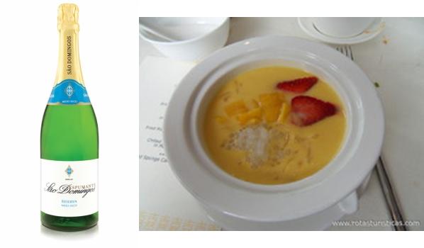 Bagi   Ingredientes:  1 lata de leite condensado 1 litro de leite de coco 300 grs de arroz 80 grs de coco ralado sal q.b. 60 grs de miolo de amêndoa laminada 250 grs de açúcar  Confecção: Coze-se muito bem o arroz em bastante água a ferver.  Escorre-se o excesso, quando estiver quase cozido.  Adiciona-se o leite condensado, o açúcar, o coco ralado e o leite de coco.  Deixe ferver mexendo de vez em quando até engrossar.  Retire do lume e acrescente as amêndoas laminadas e levemente torradas.  Sirva em taça ou tacinhas.