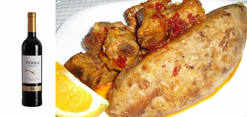 Ingredientes carne de porco da perna toucinho entremeado linguiça 100 gr de banha 3 ou 4 dentes de alho massa de pimentão sal e pão do Alentejo    Pisam-se os alhos com o sal e barra-se a carne depois envolve-se a carne com a massa de pimentão e deixa-se ficar assim umas horas.Fritam-se as carnes e a linguiça na banha em lume fraco. Depois num tacho põem-se as fatias de pão alentejano cortadas fininhas e põe-se um pouco de água quente. Vai-se acalcando o pão com uma colher de pau e vai-se virando o pão dando voltas com o tacho, entretanto retira-se a carne do molho e passa-se o mesmo por um passador e junta-se ao pão voltando a mexer, quando o pão se despegar das paredes do tacho estão prontas as migas. As migas servem-se com as carnes fritas por cima.