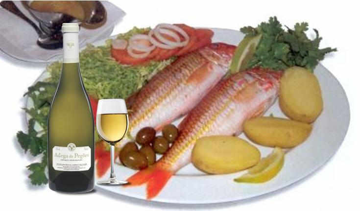 (2 pessoas) Ingredientes: • 2 Salmonetes • Fígado de Salmonete • Alho Picado • Manteiga • Folha de Louro • Limão Confecção: Molho: Numa frigideira coloca-se o fígado de salmonete com alho picado, molho de manteiga, louro e um pouco de sumo de limão. Com um garfo mexe-se até o fígado estar desfeito e o molho ficar grosso, cerca de dois minutos. Depois de grelhados, colocam-se os salmonetes numa travessa e rega-se com o molho. Esta receita deve ser acompanhada com batatas cozidas e salada mista. Receita gentilmente cedida pelo Restaurante “O Vítor”.