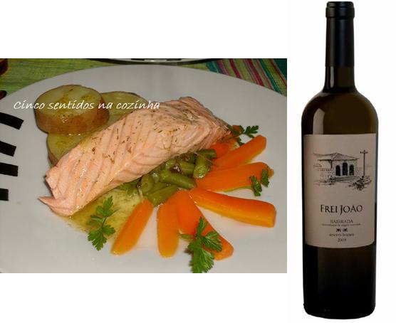 Ingredientes 2 lombos de salmão sumo de 1 limão sal e pimenta preta q.b. 1 haste de aipo 1 c. chá de grãos de mistura de pimenta rosa e preta 2 folhas de louro 1/2 cenoura 1/2 alho francês 1 dente de alho  1 ramo de cheiros ( salsa, coentros e tomilho) 1 . sopa de vinagre ( ou sumo de limão) manteiga q.b. aneto Espiga q.b. legumes cozidos a gosto 1. Comece por temperar os lombos de salmão ( descongelados) com sumo de limão, sal e pimenta. Deixe tomar gosto. 2. Num tacho coloque cerca de 1 lt de água. Junte o alho francês e a cenoura às rodelas, o aipo em tiras finas, as pimentas , o ramo de cheiros, as folhas de louro e o dente de alho com casca. Tempere com uma pitada de sal e leve ao lume brando, deixando cozinhar por uns 20 a 25 minutos sempre com o lume no mínimo.  3. Passado este tempo aumente o lume, deixe que ferva bem e junte o vinagre. Coloque de imediato o salmão com cuidado para não se desfazer, baixe novamente o lume  e deixe escalfar uns 3 a 4 minutos. Retire o peixe passado este tempo senão fica seco.  4. Derreta a manteiga com o aneto. Coloque no prato os legumes e por cima o peixe. Regue com a manteiga com aneto e sirva de imediato. Pode ainda acompanhar com salada.