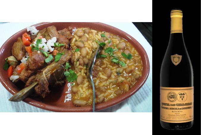 Torres Vedras Para 6 a 8 pessoas 1 lingua de porco; 1 coração de porco; 1,2 kg de entrecosto; vinagre; molho de carne assada; 600 g a 800 g de arroz (100 g por pessoa); sal Preparam-se e lavam-se muito bem a lingua e o curação. O entrecosto é lavado com vinagre. Cozem-se estas carnes em água e sal. Mede-se, lava-se e escorre-se o arroz. Toma-se três vezes o volume do arroz de água de cozer as carnes. Junta-se-lhe o molho de carne assada. Deixa-se levantar fervura e introduz-se o arroz, que não deve ficar muito solto mas um pouco molhado. adiciona-se um «golpe» de vinagre e serve-se em travessa de barro, dispondo por cima as carnes cortadas em bocados.