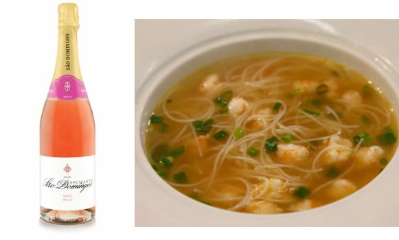 Sopa de Lacassá   Ingredientes: 1 kg de camarões 1 colher de sopa bem cheia de banha 1 colher de sopa bem cheia de balichão sal q.b. pimenta q.b. 1 cebola 150 grs de farinha de arroz  Confecção: Cozem-se os camarões depois de lavados em água temperada com sal cerca de 4 minutos (assim que a água começar a ferver contar 4 minutos).  Depois de cozidos retiram-se do tacho.  Coe a água e reserve.   Descasque os camarões.   Num tacho leve ao lume a banha com a cebola picada e o balichão (ver receita de Balichão) para alourar um pouco a cebola.  Depois junte os camarões para refogar cerca de 2 minutos.  De seguida adicione a água dos camarões e deixe levantar fervura. Depois junte a farinha de arroz desfeita em um pouco de água e deixa-se cozer a farinha, o que leva +- 4 minutos, mexendo de vez em quando.  Sirva imediatamente.  * Esta sopa fica um pouco espessa, mas se gostar um pouco mais rala é só juntar um pouco mais de água.