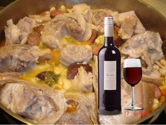 Ingredientes: • 7,5 Dl de feijão-roxo demolhado; • 100g de toucinho; • 1,5 Kg de barbela, chispe, rabo e orelha de porco; • 1 Chouriço; • 500g de repolho ou couve lombarda; • 200g de cenouras; • 350g de batatas; • Sal; • Água. Confecção: Depois de lavar e raspar as carnes, deitam-se numa panela. Junta-se água, sal e leva-se ao lume. Assim que a carne estiver cozida, tira-se e deitam-se as batatas cortadas em quartos, o repolho e as cenouras até cozerem. O chouriço coze-se à parte. Servir numa travessa com o feijão, as batatas, as cenouras e o repolho no meio e as carnes à volta. Aproveita-se o caldo para cozer a massa grossa.