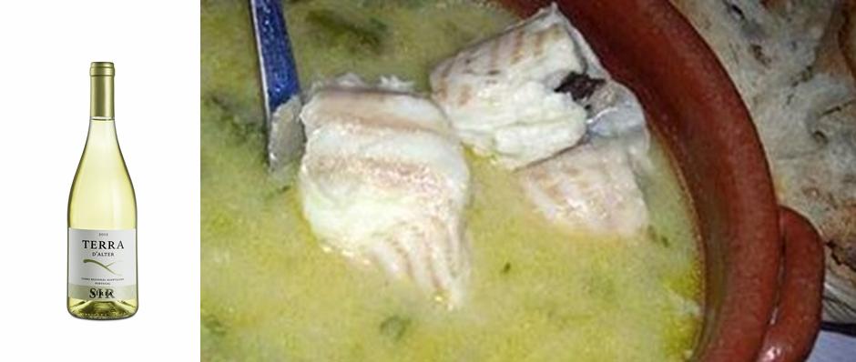 Ingredientes 1 posta de caçao por pessoa 1 dl de azeite 3 dentes de alho 1 folha de louro 2 colheres de farinha vinagre, coentros 1 cebola 2 ou mais batatas pao às fatias   Num tacho colocam-se os dentes de alho picados a cebola às rodelas o louro, azeitem, sal e os coentros. Deixa-se refogar um pouco e junta-se um pouco de água para cozer o caçao, depois de cozido faz-se um polme com um pouco de água da cozedura e duas colheres de farinha e um pouco de vinagre e junta-se ao caldo, que deve ficar espesso. Cozem-se as batatas. Numa travessa poêm-se as fatias do pao, as batatas às rodelas, rega-se com o caldo e coloca-se o caçao. Polvilha-se com coentros picados.