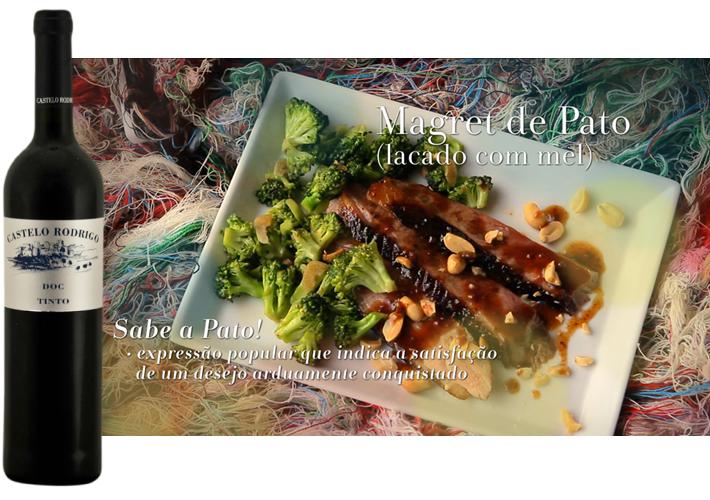INGREDIENTES 1 magret de Pato 1 cabeça de Brócolos 125g (salgado) Amendoim 1 colher de sopa Mel 1 colher de sopa Five-Spices* 2 dentes Alho 2 colher sopa molho Soja Light a gosto Óleo Vegetal a gosto Flor de Sal PREPARAÇÃO Dê uns golpes na pele do pato. Coloque o pato a corar com a pele para baixo., numa frigideira fria. Numa taça, misture as Five-Spices com o mel e o molho de soja. Mexa bem e pincele o pato, ainda na frigideira. Tempere com sal e deixe cozinhar lentamente. Após cozinhar, deixe o pato repousar para repor os sucos. Aqueça um pouco de óleo vegetal numa frigideira. Junte os brócolos cortados em florete.  Junte tamém o alho laminado finamente e regue com o molho de soja. Sirva os brócolos e disponha o pato por cima. Decore com a mistura de mel e especiarias. *Five-Spices: mistura de 5 especiarias, bastante utilizada na Ásia. Normalmente, é composta de anis, canela, pimenta sichuan, sementes de funcho e cravinho.