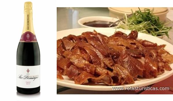 Hap-Soun   Ingredientes:  1 colher de sopa de fécula de batata 500 grs de carne de pato sal q.b. 3 colheres de sopa de azeite ou óleo 1 cebola 10 grs de gengibre cortado às falhinhas 3 colheres de sopa de molho de soja 1 dente de alho 1 alface  Confecção: Depois do pato limpo e lavado, corta-se em bocados muito pequenos. Tempera-se com o gengibre cortado às falhinhas, 1 colher de sopa de óleo, sal e o alho pisado. Fica neste tempero a tomar gosto cerca de 1 hora.  Leva-se o wok (o wok é um tacho largo com fundo côncavo) ao lume com o restante óleo (2 colheres) e a cebola picada a fritar em lume forte, agitando sempre o wok.  Ponha a carne de pato, o molho de soja e a fécula de batata onde desfez em um pouco de água.  Deixa-se cozer agitando sempre o wok cerca de 3 minutos.  Numa travessa colocam-se as folhas de alface bem lavadas e enxutas. Em outra a carne.  Para degustar retira-se um pouco de pato e enrola-se numa folha de alface. 