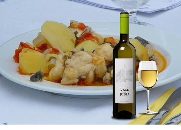 (300 pessoas) Ingredientes: • 170 Kg de peixe (eirós, choco, raia, tamboril) • 120 Kg de batatas • 15 Kg de cebolas • 15 Kg de tomates • 15 Kg de pimentos • Alhos • Salsa • Coentros • Pimentão • Louro • 4 L de polpa de tomate • Azeite • Sal Confecção: Arranjar e salgar o peixe. O choco é cozido à parte com os mesmos temperos da caldeirada. Num tacho colocar água, batatas estaladas, cebolas cortadas às rodelas, tomate, alhos, coentros, salsa, pimento, pimentão, azeite e folha de louro. Deixar ferver. Em seguida junta o peixe, assim que o peixe tiver cozido juntar o choco. Esta caldeirada é conhecida em todo o País, até já foi confeccionada para programas televisivos.