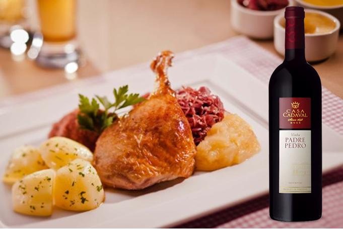 Ingredientes: 1 pato 250 gramas de moelas 50 gramas de fígados 50 gramas de bacon defumado 1 ovo 1 cebola picada ½ chávena de pão ralado ½ chávena de cheiros verdes picado Sal e pimenta do reino fresca Modo de Preparo: Lavar o pato e temperar por fora e por dentro com sal e pimenta do reino. Moer as moelas e reservar numa tigela. Picar o fígado e o bacon e acrescentar as moelas. Em seguida misturar com todos os ingredientes restantes até obter um recheio consistente e firme. Temperar com sal e pimenta do reino e rechear o marreco. Assar numa travessa em 160º C por aproximadamente 2 horas e meia. Importante: deglacear de 20 em 20 minutos com água e um pouco de óleo. Servir o pato com repolho roxo, purê de maçã e batatas.