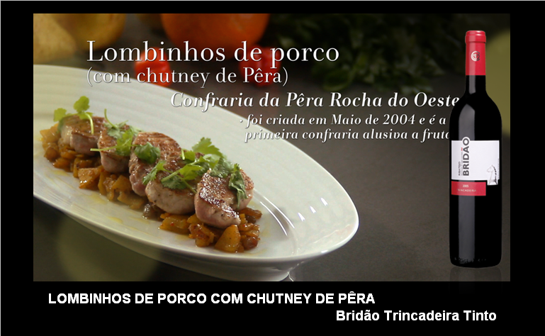 INGREDIENTES 1 Cebola 1 pedaço Gengibre 1 colher de chá Canela em pó 1 (fresca) Malagueta  4 colher de sopa Vinagre Vinho Branco 4 colher de sopa Açúcar 3 Pêra Rocha 3 colher de sopa Sultanas 1 colher de chá Açafrão-das-Índias a gosto Cravinho a gosto sumo de Laranja a gosto raspa de Laranja 1 lombinho de Porco fresco a gosto Flor de Sal a gosto Azeite a gosto Pimenta PREPARAÇÃO Refogue a cebola, picada finamente, num tacho com azeite. Junte 3 paus de cravinho, a canela e o açafrão das índias. Junte depois a malagueta picada. Adicione um pouco de raspa e sumo de laranja e junte a pêra. Deixe cozinhar por cerca de um minuto e adicione o açúcar e o vinagre. Deixe reduzir até as pêras se encontrarem bem cozidas. Junte no fim as sultanas e deixe repousar. Entretanto, corte o lombo de porco em medalhões com um dedo de espessura. Tempere com um fio de azeite. Numa chapa, grelhe os medalhões e tempere com flor de sal e pimenta, de ambos os lados. Depois de grelhados, deixe repousar um pouco.  Emprate o chutney e decore com um fio de azeite. Disponha os medalhões por cima.