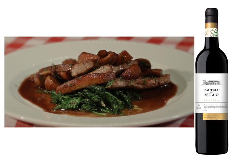 Ingredientes 1 (golden) Maçã 200g de lombo de Porco 50g de (Paris) Cogumelos q.b. Azeite 25g de Manteiga 1/2 copo de (Porto) Vinho 1/2 embalagem de (pré-lavados) Espinafre q.b. Flor de Sal q.b. Pimenta 1 dente de (picado) Alho Para o Lombinho de Porco 1º Corte a maçã em quatro, descasque, descaroce-a e corte em gomos. 2º Corte o lombo de porco em fatias finas. 3º Corte os cogumelos Paris em quatro. 4º Coloque as fatias de porco na frigideira. Frite um minuto de cada lado. 5º Tempere com flor-de-sal e pimenta. 6º Quando começar a ficar dourada, vire. Retire as fatias. 7º Coloque a maçã numa frigideira bem quente para absorver o sabor do porco, junte um pouco de manteiga. 8º Quando a maçã começar a caramelizar, vire. 9º Junte os cogumelos e envolva bem. 10º Adicione meio copo de vinho do porto e flameje a mistura. 11º Enquanto o molho ferve, junte o porco para que continue a cozinhar. 12º Com uma colher regue os lombinhos de porco. 13º Deixe o molho reduzir bem. 14º Na fase final, junte um pouco de manteiga para ligar o molho. Para os Espinafres Salteados 15º Coloque azeite numa panela e 1 dente de alho picado a refogar. 16º Acrescente os espinafres e o sal. 17º Distruibua os espinafres salteados no centro do prato, os lombinhos de porco por cima, e a maçã com cogumelos, por cima e à volta.