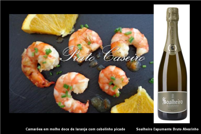 Ingredientes: Camarões 3 Colheres (de sopa) de sumo de laranja 4 Colheres (de sopa) de sumo de limão 1 Colher (de sopa) de compota de laranja 1 Colher (de sopa) de margarina Cebolinho Sal q.b. Pimenta q.b. Preparação:  - Numa frigideira coloque a margarina. Deixe derreter. Junte os camarões descascados e deixe que estes fiquem corados. - Tempere com sal e pimenta. - Adicione a compota de laranja, o sumo de laranja e o sumo de limão, entretanto espremidos.  - Deixe cozinhar em lume brando para ir apurando. - Transfira para um prato de servir, guarneça com quartos de laranja e bastante cebolinho picado, que vai atribuir muito aroma a este prato. 