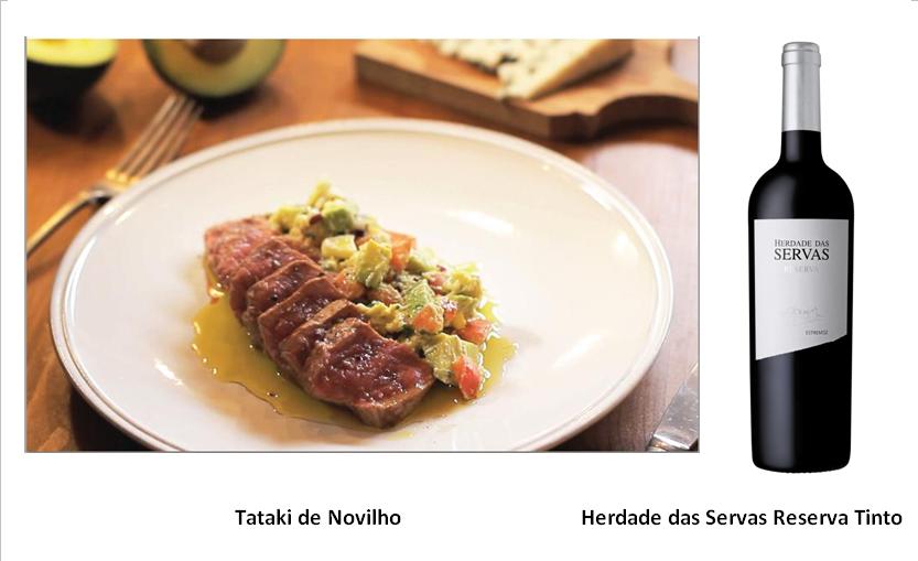 INGREDIENTES - 400g de vazia limpa; - 200g de abacate; - 120g de tomate chucha; - 60g de cebola roxa; - 60g de queijo roquefort; - cebolinho q.b; - 1 ovo cozido; - azeite q.b.; - sal q.b.; - flor de sal q.b.; - pimenta q.b.; PREPARAÇÃO Corte a carne em forma de paralelepípedos e tempere com flor de sal. Numa frigideira anti-aderente, num fio de azeite bem quente, deixe a carne corar de todos os lados.  A carne deverá ficar tostada por fora e ainda crua por dentro. Retire a carne da fridgideira e deixe arrefecer numa grelha. Corte o tomate em quartos, faça correr a faca no sentido do comprimento para retirar as sementes, corte em tiras e depois em pequenos cubos. Coloque o tomate picado dentro duma taça. Junte à mesma taça cebola roxa picada, o cebolinho picado, o queijo Roquefort desfeito, o ovo cozido ralado, o abacate cortado em cubos, sumo de limão, azeite, um pouco de sal (não coloque demasiado sal pois o queijo já é salgado) e pimenta. Envolva tudo muito bem. Se necessário, retifique os temperos. Corte o tataki de novilho em fatias com cerca de 1cm de espessura e sirva com a salada de abacate, tomate, ovo cozido, cebolinho e cebola roxa. Finalize com um pouco de flor de sal só na carne, pimenta e um fio de azeite. Sirva de imediato.