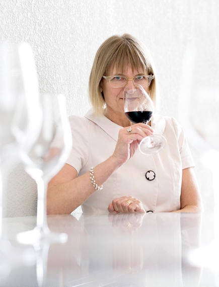 1) Jancis Robinson - lamenta o facto do vinho não ser tão conhecido e apreciado em Portugal. Facto, que neste país já vem sendo um hábito: aquilo que depreciamos cá dentro, tem um enorme impacto lá fora. E não é apenas no campo dos vinhos.