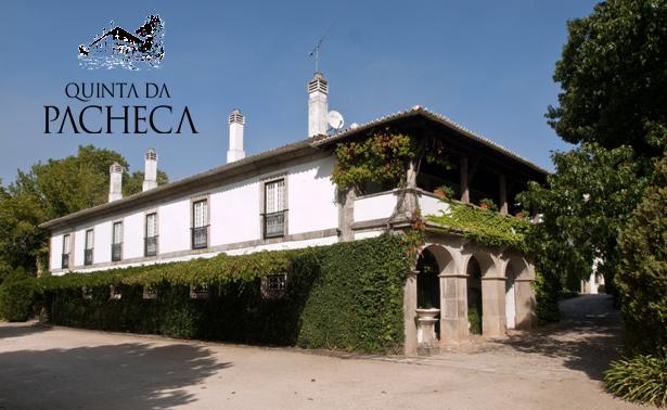 A Quinta da Pacheca, uma das mais conhecidas propriedades do Douro, destaca-se pelo facto de ter sido das primeiras a engarrafar vinhos com sua própria marca.