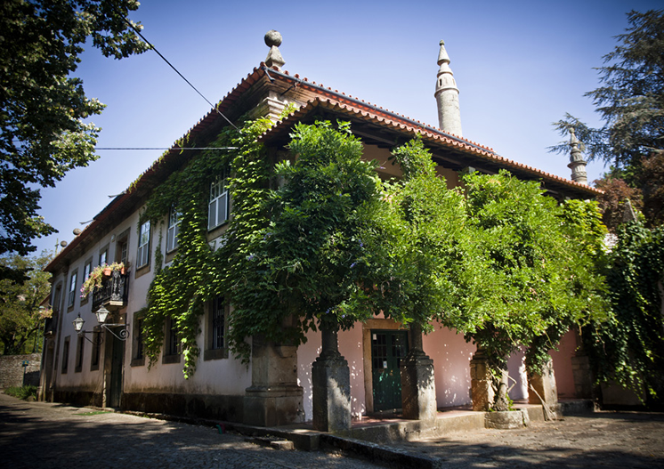 O Casal de Vale Pradinhos é uma exploração agrícola com 350 ha., estabelecida em 1913 e propriedade da família Pinto de Azevedo desde então.