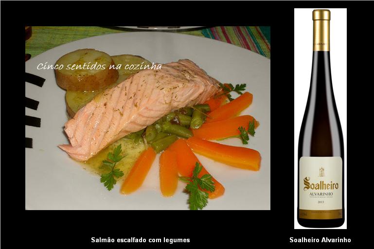 Ingredientes 2 lombos de salmão sumo de 1 limão sal e pimenta preta q.b. 1 haste de aipo 1 c. chá de grãos de mistura de pimenta rosa e preta 2 folhas de louro 1/2 cenoura 1/2 alho francês 1 dente de alho  1 ramo de cheiros ( salsa, coentros e tomilho) 1 . sopa de vinagre ( ou sumo de limão) manteiga q.b. aneto Espiga q.b. legumes cozidos a gosto 1. Comece por temperar os lombos de salmão ( descongelados) com sumo de limão, sal e pimenta. Deixe tomar gosto. 2. Num tacho coloque cerca de 1 lt de água. Junte o alho francês e a cenoura às rodelas, o aipo em tiras finas, as pimentas , o ramo de cheiros, as folhas de louro e o dente de alho com casca. Tempere com uma pitada de sal e leve ao lume brando, deixando cozinhar por uns 20 a 25 minutos sempre com o lume no mínimo.  3. Passado este tempo aumente o lume, deixe que ferva bem e junte o vinagre. Coloque de imediato o salmão com cuidado para não se desfazer, baixe novamente o lume  e deixe escalfar uns 3 a 4 minutos. Retire o peixe passado este tempo senão fica seco.  4. Derreta a manteiga com o aneto. Coloque no prato os legumes e por cima o peixe. Regue com a manteiga com aneto e sirva de imediato. Pode ainda acompanhar com salada.