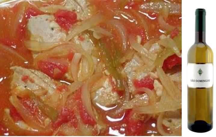 Ingredientes: Atum ; grelos ; batatas ; limão ; alho ; sal ; pimenta ; cebolas ; vinagre ; farinha ; Confecção: Tempere o atum com sumo de limão, alho, sal e pimenta e deixe a marinar. Depois, passe por farinha e frite. À parte faça uma cebolada, adicione o vinagre e deite por cima do atum. Guarneça o prato com os grelos salteados e as batatas cozidas. fonte: Câmara Municipal de Portimão