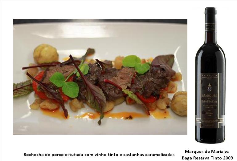 Bochecha de porco estufada com vinho tinto e castanhas caramelizadas Ingredientes:Bochechaporco • 500 gr de bochechas de porco • 250 gr de castanhas • 250 gr de pimentos vermelhos • 100 gr de cebola picada • 70 gr de coentros • 70 gr de alho                        • 50 gr de aipo • Água • Azeite e vinagre q.b. • Açúcar, sal e pimenta q.b.       Confeção: 1. Descasque as castanhas e leve-as a cozer em água com açúcar; uma vez cozidas, retire do lume, escorra e corte em pedaços.   2. Numa frigideira, leve as castanhas a 'caramelizar' com o mel, salteando até adquirirem uma tonalidade dourada. Reserve.   3. Lave os pimentos, corte-os ao meio, retire o interior e lamine em fatias;   4. Numa frigideira salteie as fatias de pimento em azeite, adicionando depois alho picado, coentros, sal e pimenta e deixe cozinhar; quando pronto, adicione um fio de vinagre e reserve.   5. Lave bem as bochechas e corte-as ao meio;   6. Num tacho leve a alourar a cebola picada num fio de azeite e em seguida salteie as bochechas até adquirirem cor; adicione o vinho tinto e deixe estufar em lume brando por aproximadamente 25 min.;   7. Adicione alho, coentros e o aipo picados e deixe estufar por mais 15 min..   8. Retifique os temperos e leve a empratar dispondo pela seguinte ordem: castanhas caramelizadas, por cima os pimentos marinados e por fim, no topo, a bochecha que previamente deverá cortar em pedaços menores.     Dica: Caso prefira, as castanhas ao invés de caramelizadas, podem ser estufadas juntamente com a carne