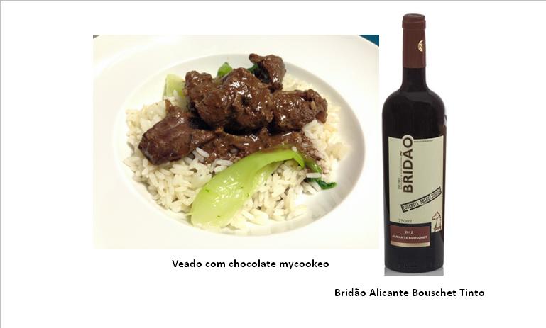 Ingredientes: 1 kg de perna de veado, limpa 1 alho francês picado 1 bolbo de funcho picado 4 dentes de alho picados Mix de cogumelos da época picados 2 paus de canela 200 gramas de chocolate 85% cacau 50 gramas de banha Pimentas, bagas diversas – Jamaica, rosa, preta – esmagadas no almofariz ou com as costas da faca 1 molho pequeno de coentros picados Água 1 copo de vinho generoso, como um Porto Velho por exemplo. Sal Temperar a carne de sal meia hora antes. Juntar todos os ingredientes à excepção do chocolate, que fica reservado para o final. Fechar a Cookeo, chamar o programa Cozedura Rápida e programar 30 minutos. No final deste tempo e logo que seja possível abrir a tampa, juntar o chocolate extra amargo partido em pedacinhos, deixar derreter bem, misturar e servir, com um arroz branco e solto de 9 minutos feito na Cookeo, antes do veado com chocolate.