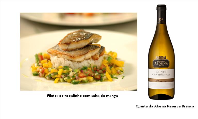 Para 2 pessoas: filetes de 2 robalinhos 150 g de arroz japonês Para a salsa de manga: 1/2 cebola roxa picada 75 ml de azeite de baixa acidez sumo de 1 lima 1/2 manga cortada aos cubos 1 tomate sem pele e sementes cortado aos cubos 1/2 abacate cortado aos cubos 3 colheres de sopa de coentros picados Preparação: 1 – Misturar numa taça todos os ingredientes para a salsa, com excepção dos coentros; opcionalmente pode juntar um pouco de chilli fresco. Levar ao frio durante cerca de 2 horas; 2 – Cozer o arroz cerca de 10 minutos; 3 – Fritar o peixe, deitado no lado da pele, cerca de 3 minutos até que esta fique estaladiça. Corar cerca de 1 minuto do outro lado; 4 – Servir sobre arroz e dispor a salsa com os coentros à volta do prato.