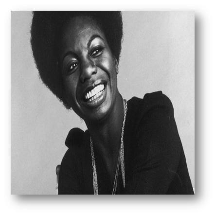 NINA SIMONE Cantora americana, compositora, pianista e ativista dos Direitos Humanos, Nina Simone sempre tentou que as suas músicas transmitissem uma mensagem, tal como os seus concertos ao vivo, tendo mesmo discursado na famosa marcha de Selma, pelos Direitos da Comunidade Negra. A associação das canções de Nina Simone com o vinho transmite uma mensagem de elegância, tal como o vinho tinto da colheita de 2012 da Marca Peripécia - para saborear e acompanhar a evolução da prova do vinho no copo, tal como as melodias que nos embalam o espírito e nos transmitem algo.