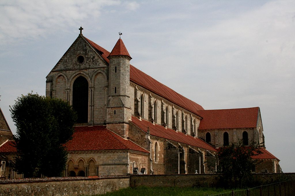 Abadia de Pontigny: Foi fundada em 1114, e os monges plantaram videiras ao longo do Serein. Durante a Idade Média, a Igreja Católica , particularmente os monges cistercienses , tornou-se uma grande influência no estabelecimento do interesse económico e comercial da viticultura para a região. 