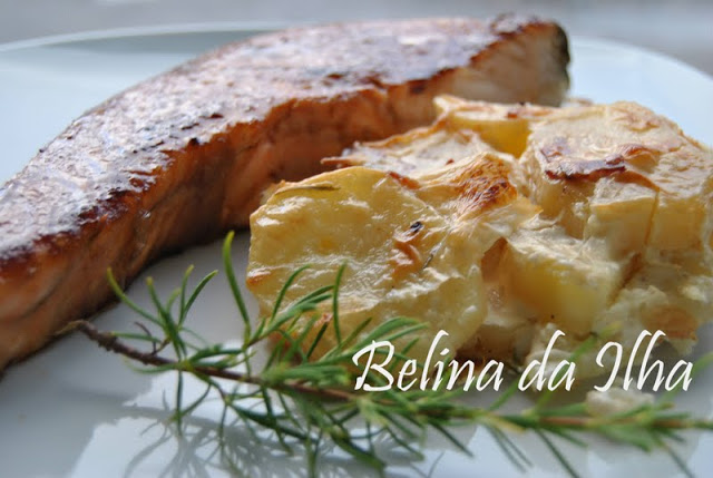 postas-de-salmao-em-molho-teriyaki-com-batatas-gratinadas