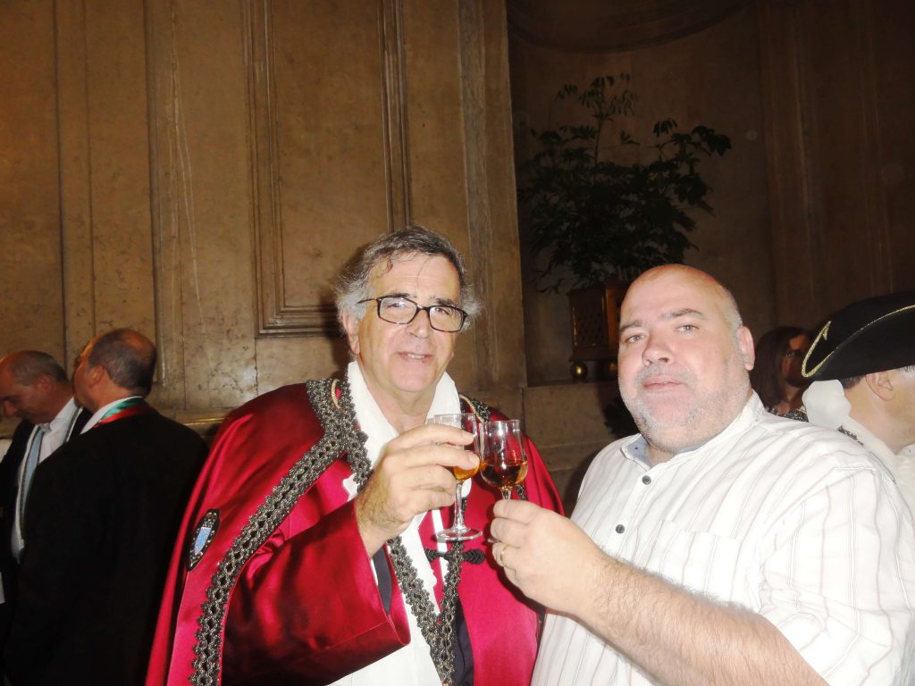 Brindando com o Sr. Vereador da Câmara de Lisboa e confrade do Vinho de Carcavelos, com um Carcavelos de Honra!