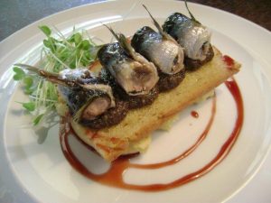 sardinhas-marinadas-em-tosta-de-olivada-humus-de-grao-de-bico-e-reducao-de-vinho-do-porto