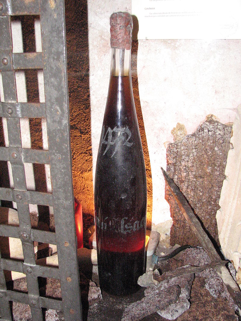 garrafa de 1472 conservada no Hospicio de Estrasburgo . O vinho é proveniente de Barricas ainda existentes e consta que ainda está em condições de consumo, sendo o vinho mais velho do mundo