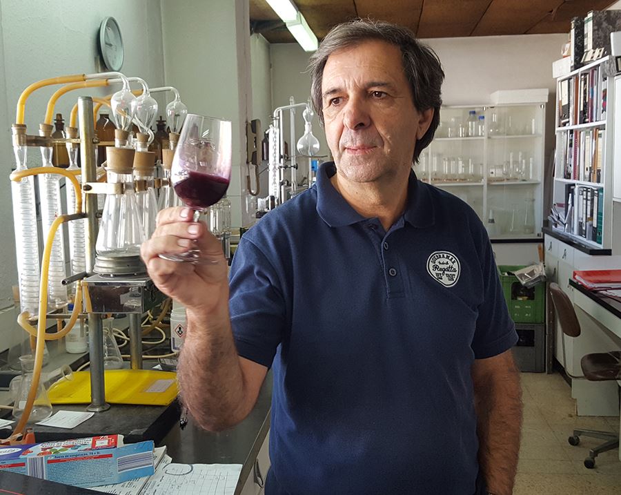 Eng António Ventura em ação. No copo primeiro mosto de Syrah