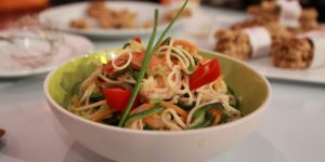 Massa Asiatica com camarao e legumes