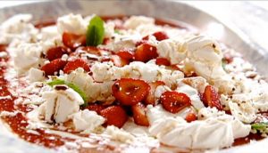 Sobremesa inglesa com morangos, suspiro e iogurte