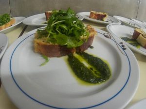 Torta de bacalhau pesto de tomate seco canónigos