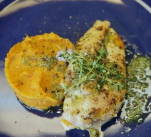 Frango com molho verde e puré de batata-doce