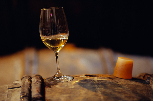 Um copo de Riesling de Chablis estagiado em Madeira. Imagem © Owen Franken/CORBIS