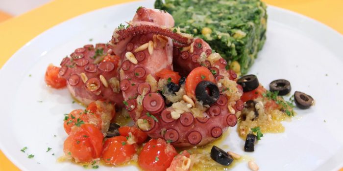 Frigideira de polvo com tomate e pinhões