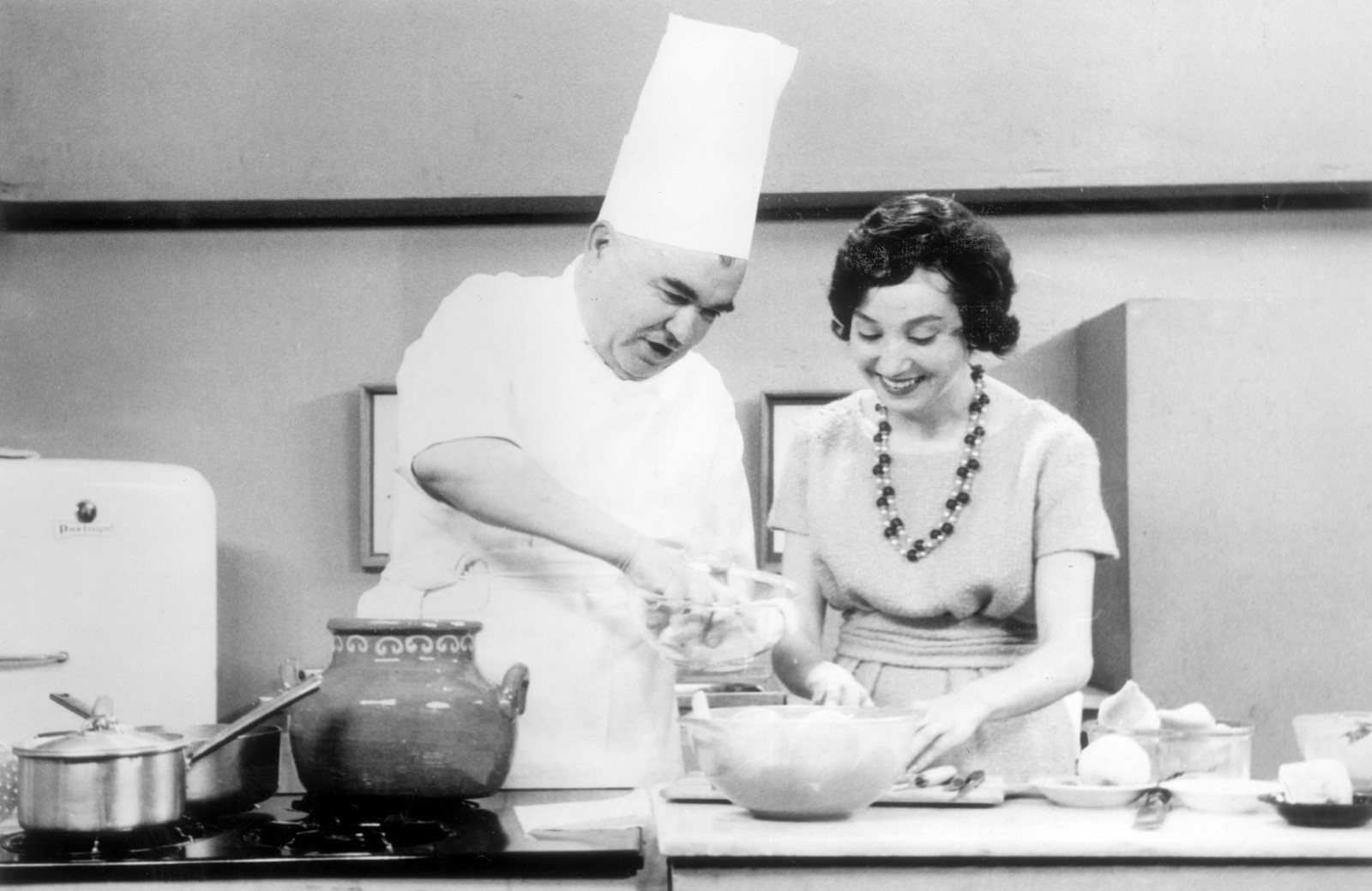 Maria de Lourdes Modesto + com o chefe Joao Ribeiro, por muitos considerado o nosso maior cozinheiro do século XX, no programa Culinaria, RTP 1958-1970  -02/08/25-