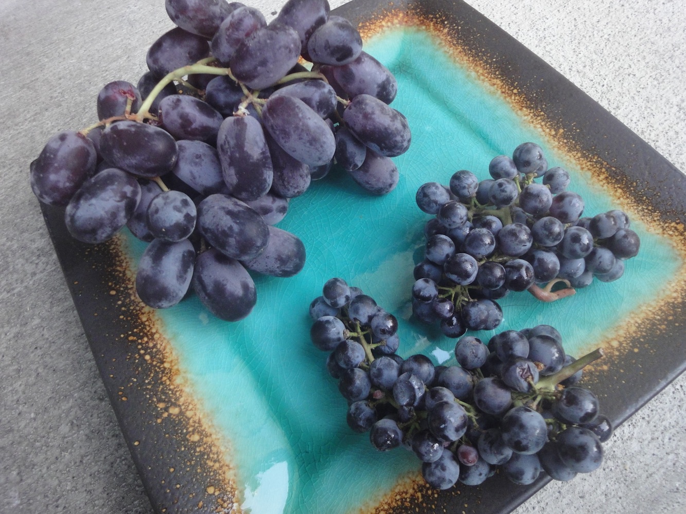 Lado esquerdo uvas de mesa lado direito uvas para vinho
