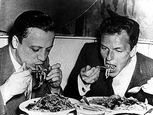 Frank Sinatra devorando massas italianas. Adivinhe quem é na foto. Aceitam-se comentários
