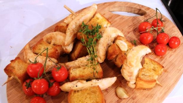 Espetadas de frango com pão e alho