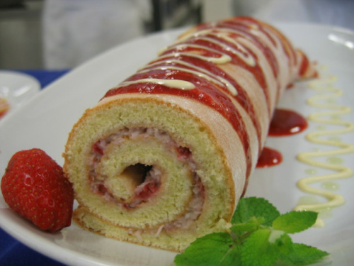 Rocambole com morango - Bisquitrolle mit Erdbeeren